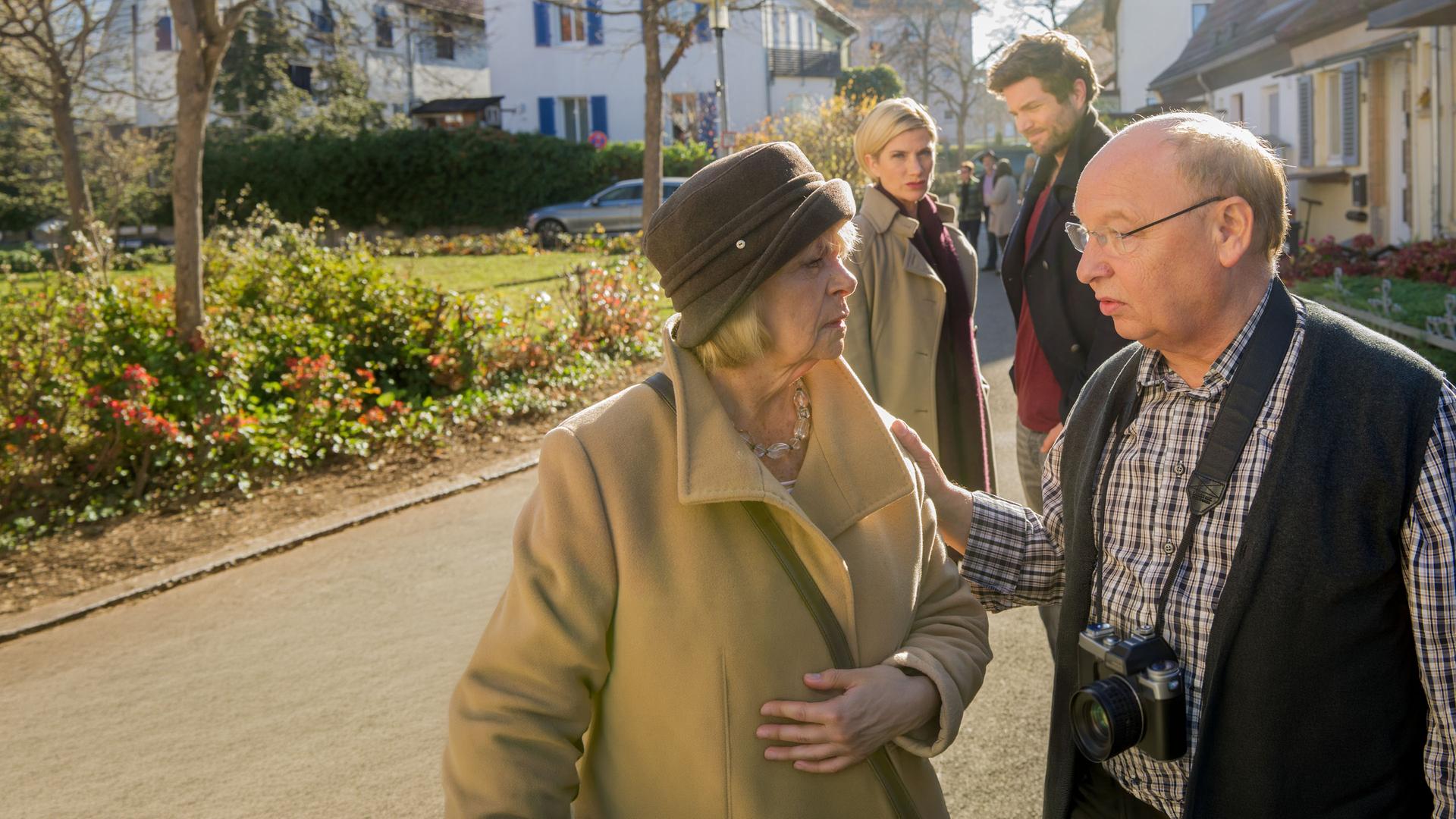 "SOKO Stuttgart - Dirty Harry": Martina Seiffert (Astrid M. Fünderich), Jo Stoll (Peter Ketnath) stehen mit Dietmar Notz (Hans-Joachim Heist) und Berta Hermann (Dagmar Biener) auf der Straße in einem Wohnviertel mit Einfamilienhäusern.