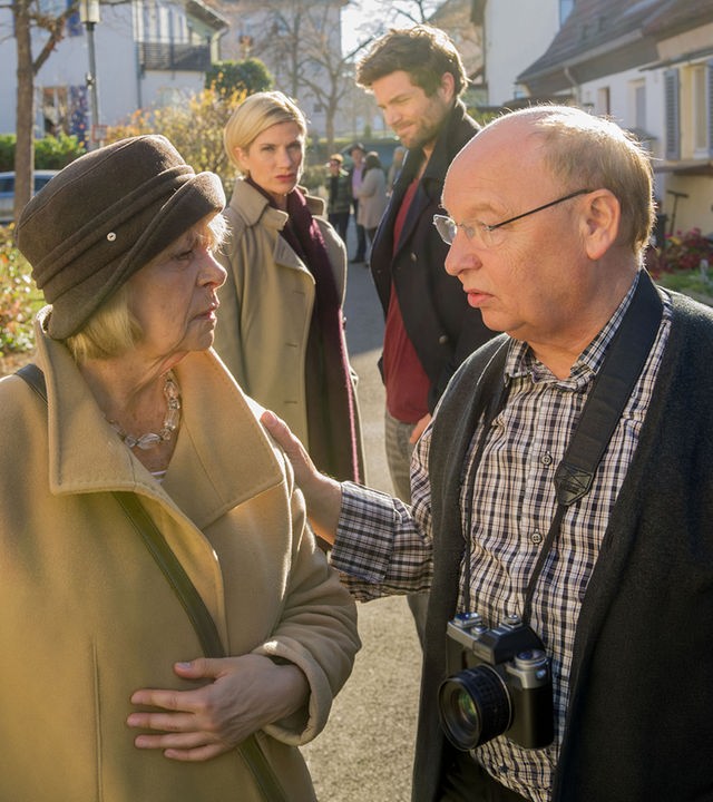 "SOKO Stuttgart - Dirty Harry": Martina Seiffert (Astrid M. Fünderich), Jo Stoll (Peter Ketnath) stehen mit Dietmar Notz (Hans-Joachim Heist) und Berta Hermann (Dagmar Biener) auf der Straße in einem Wohnviertel mit Einfamilienhäusern.