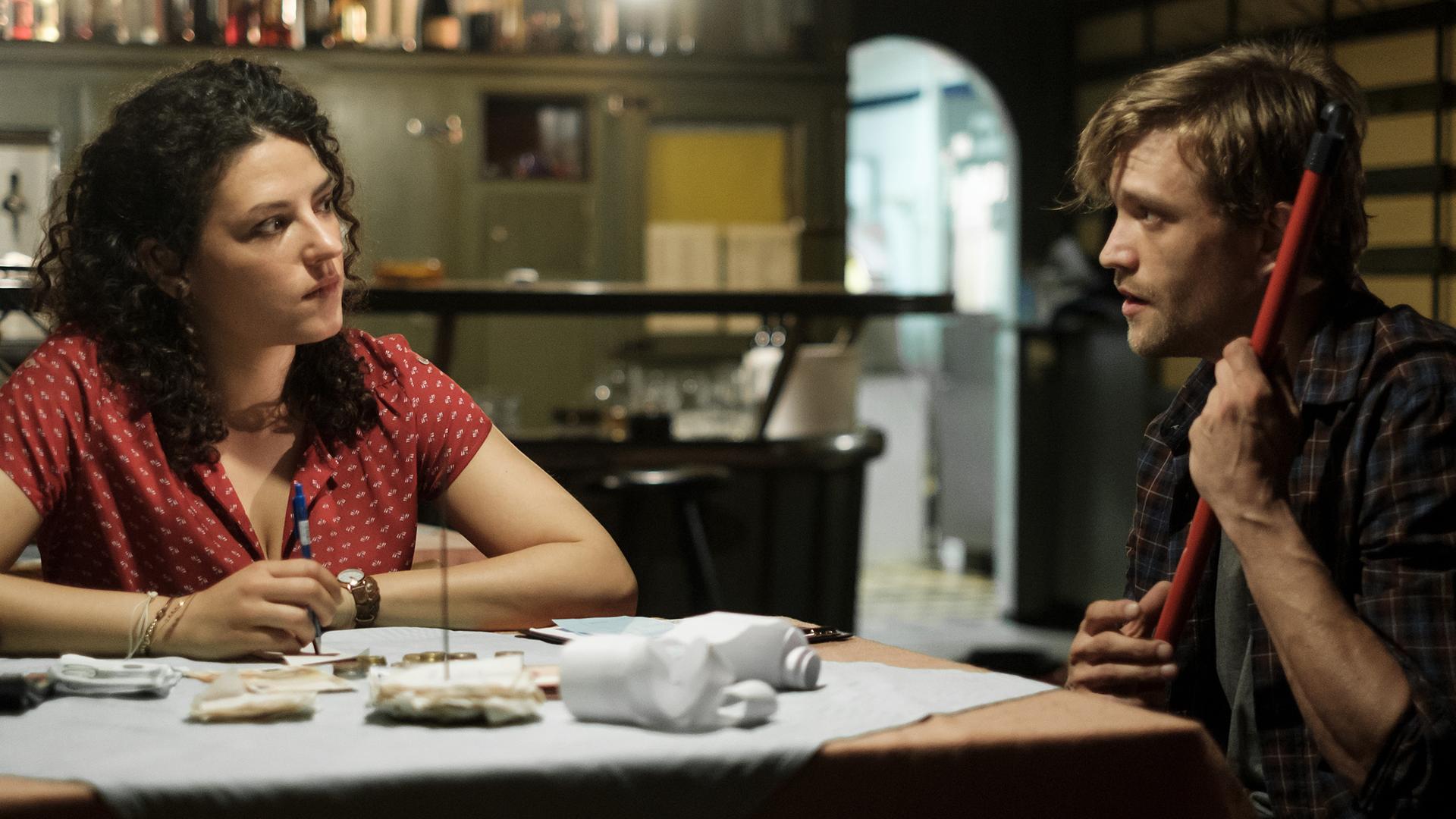 Mara Schindl (Claudia Kottal) und Simon Steininger (Michael Steinocher) 