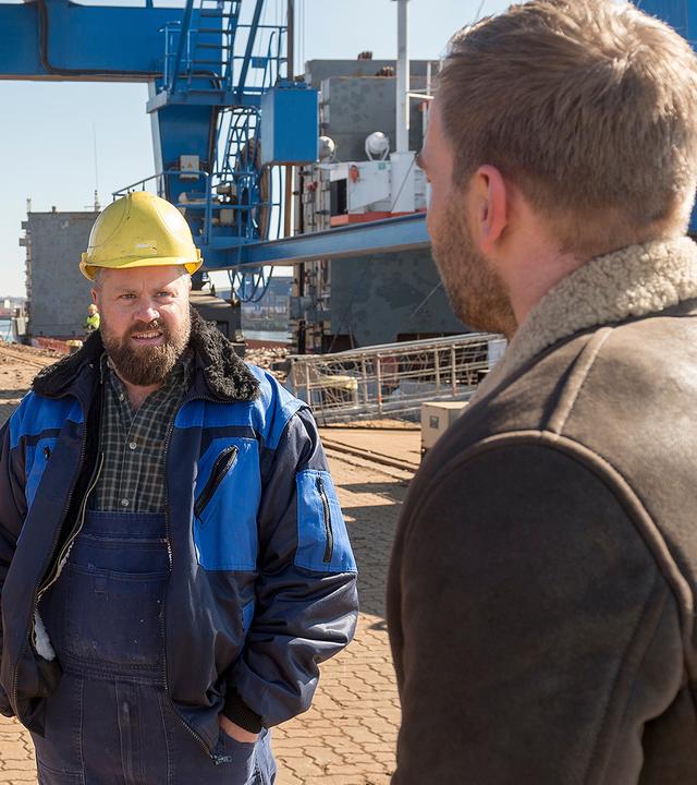 Heiner Klausen (Andreas Birkner, M.) spielt den Streit mit seinem Kollegen Piet Lasseck herunter.
