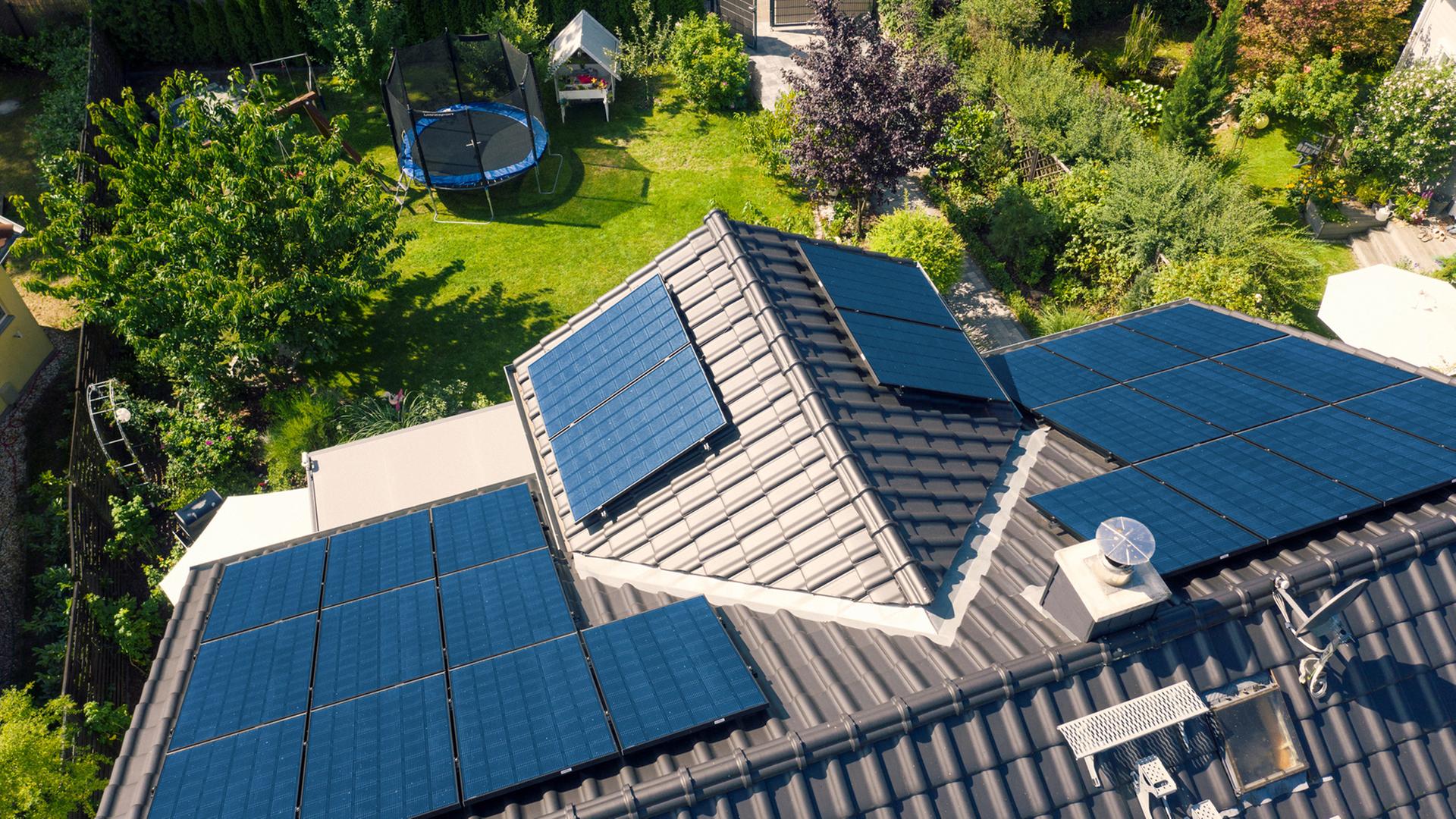 Sonnenkollektoren auf dem Dach eines Hauses, aufgenommen am 13.06.2023