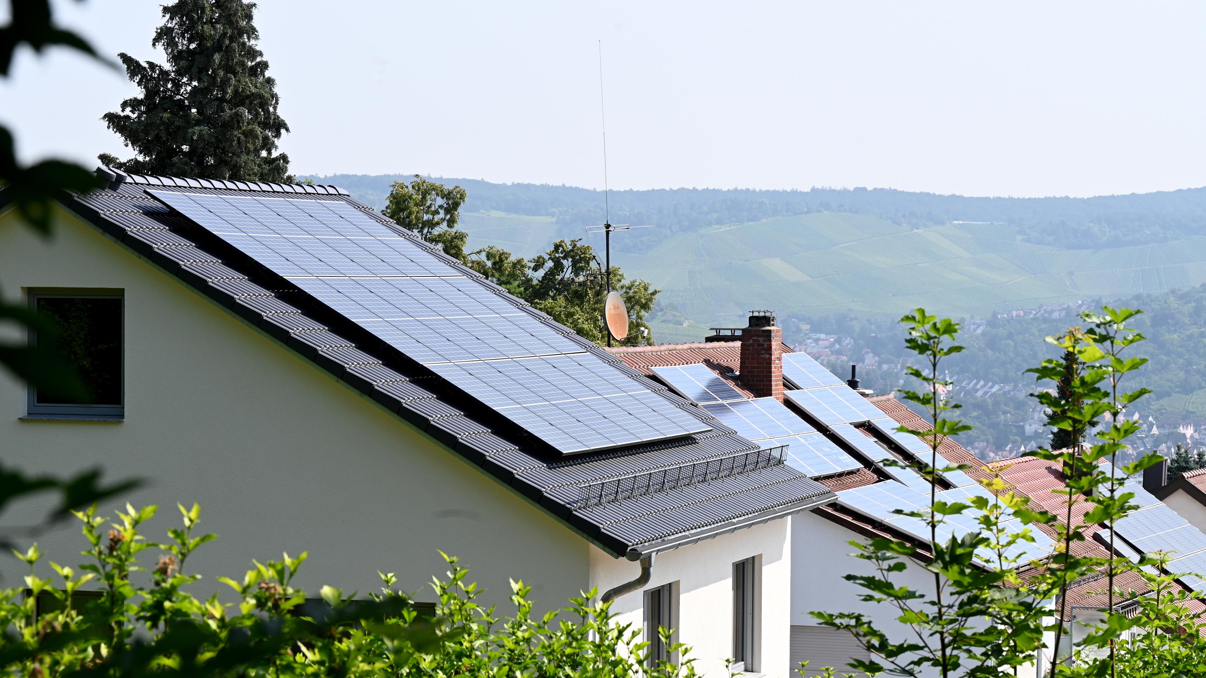 Baden-Württemberg, Stuttgart: Solaranlagen sind auf Dächern von Wohnhäusern angebracht.