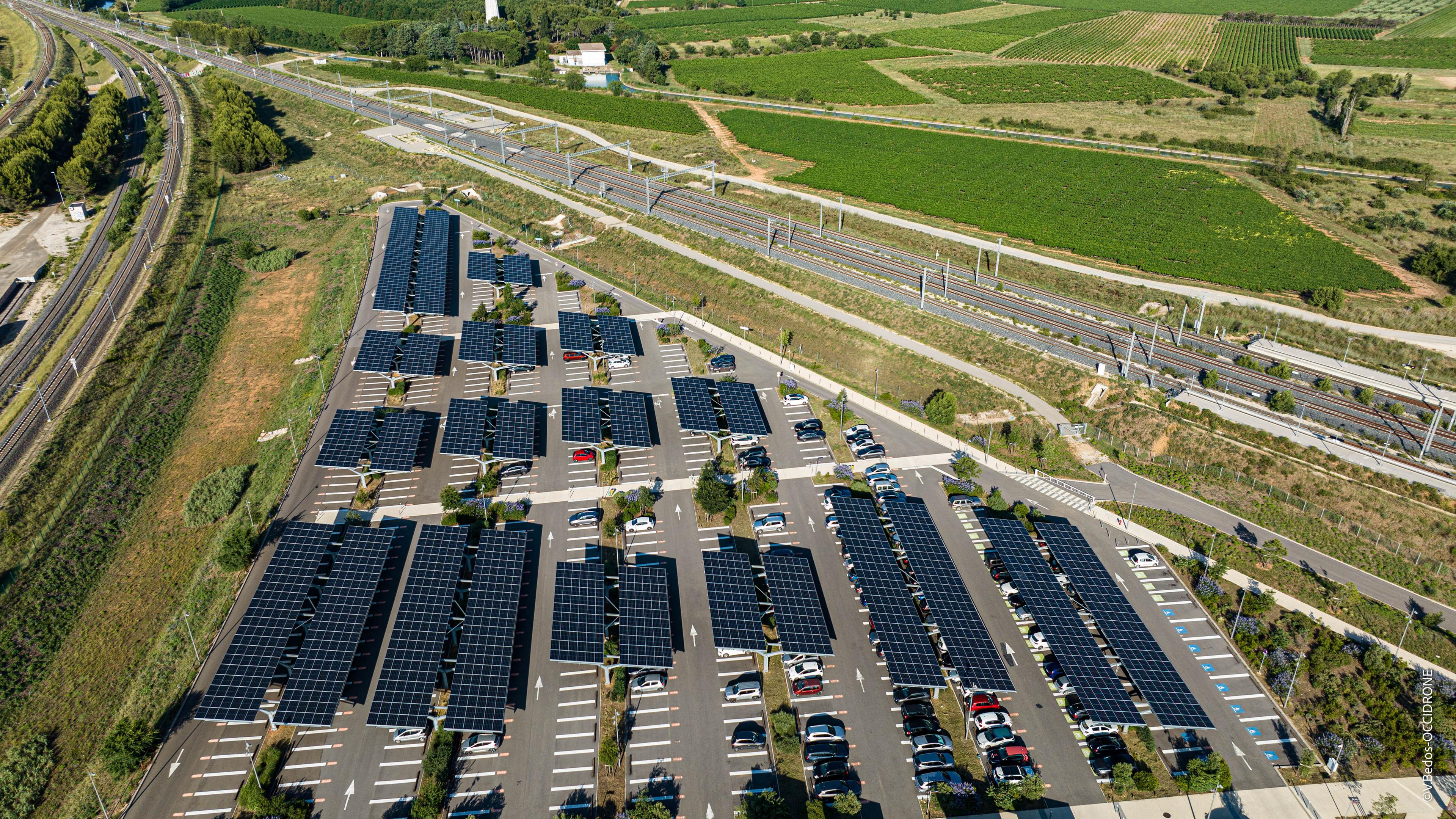Frankreich, Nîmes: Parkplätze an einem Bahnhof sind mit Solaranlagen überdacht