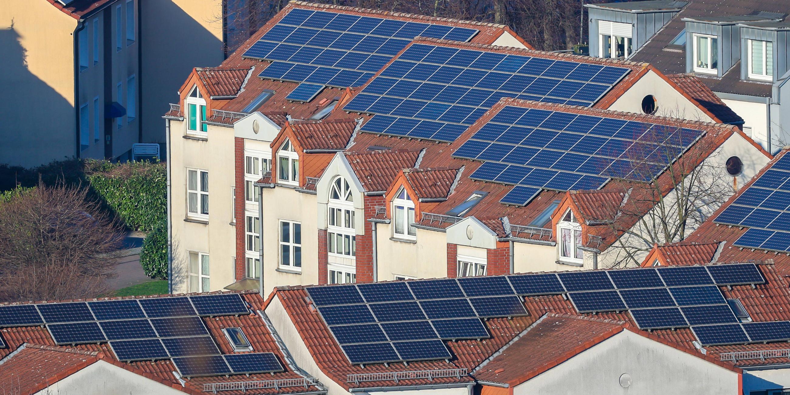 Solarpaneele auf Dächern von Mehrfamilienhäusern