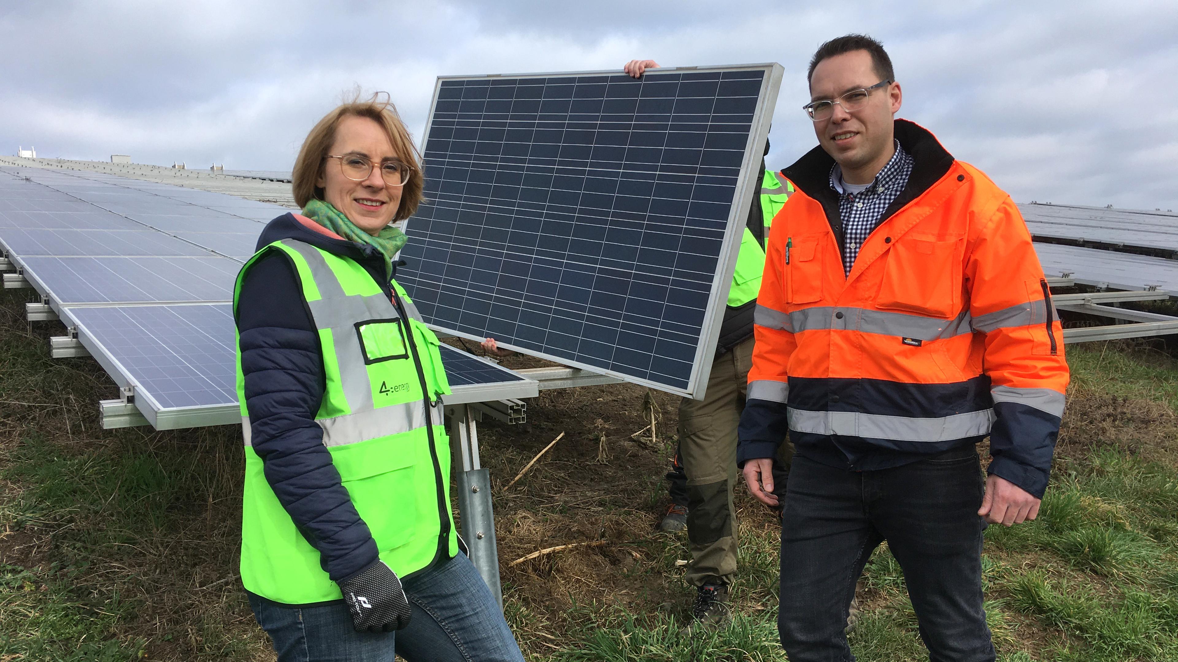 Martin Wilke beim Abbau von Solarmodulen im Solarpark Magdeburg