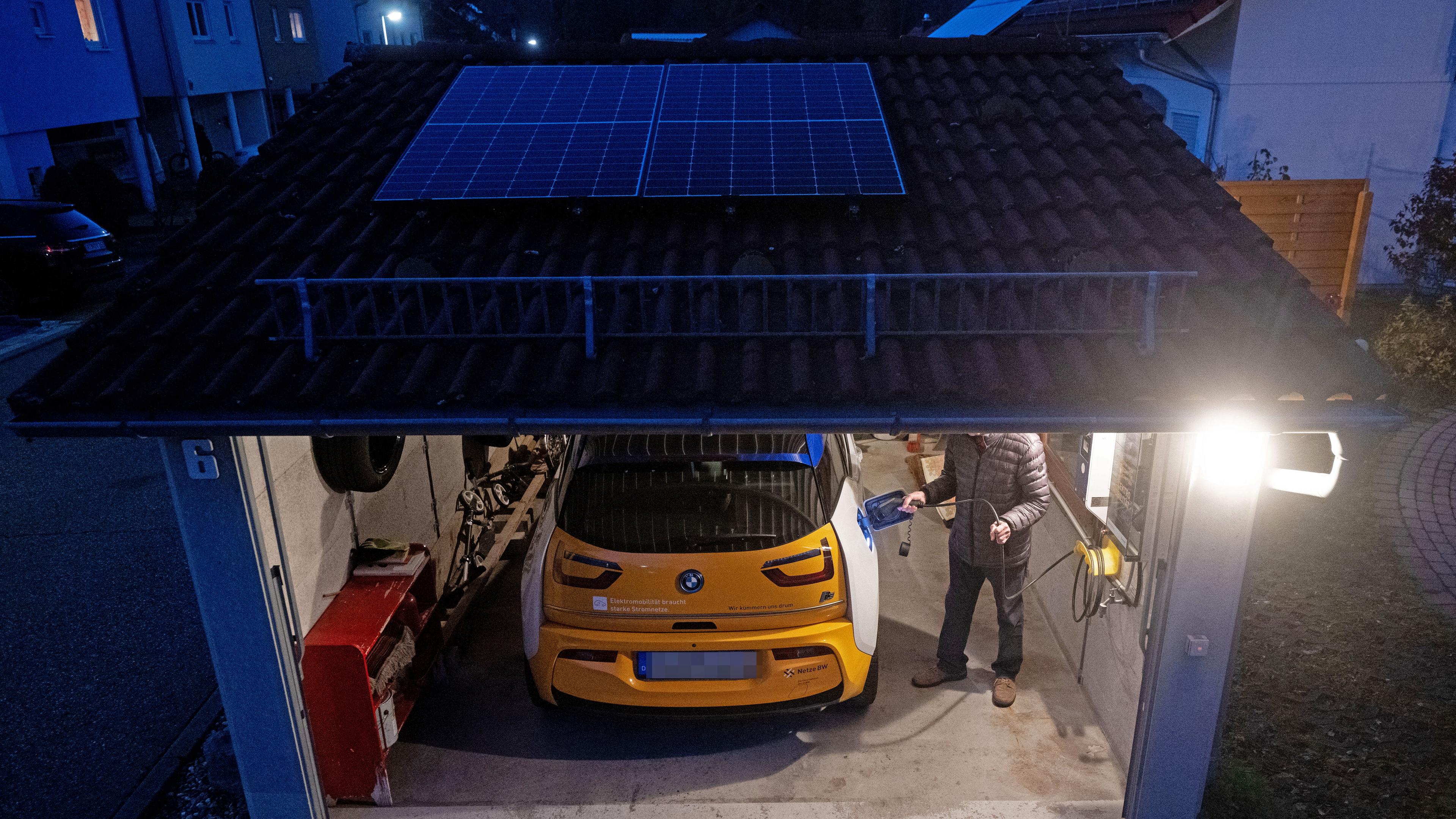 Ein Teilnehmer einer Projektstudie der Netze BW lädt in seiner Garage ein E-Auto, aufgenommen am 23.11.2022