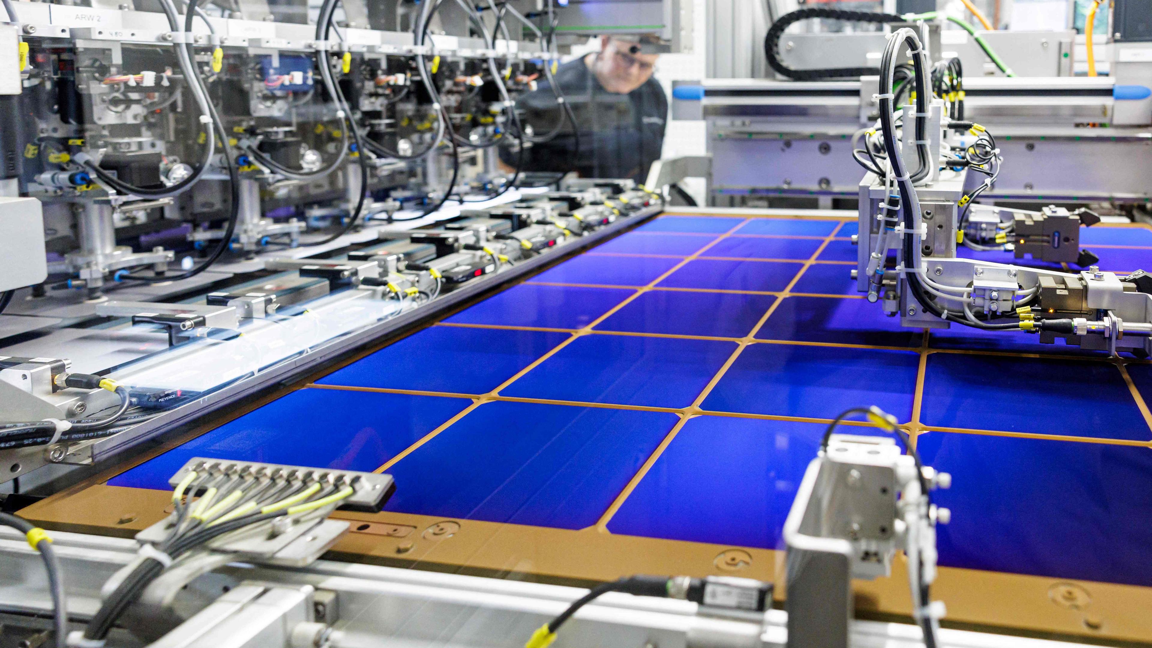 Ein Mitarbeiter überwacht den Produktionsprozess von Solarzellen an einer Maschine im Solarzellenwerk des Schweizer Konzerns Meyer Burger im ostdeutschen Bitterfeld-Wolfen.