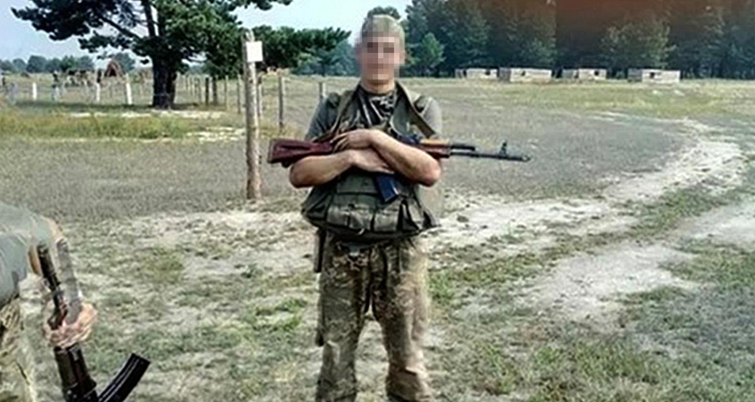 Der Verdächtige Waleri K. in Tarnkleidung und mit Waffe in der Hand, offenbar bei den ukrainischen Streitkräften.