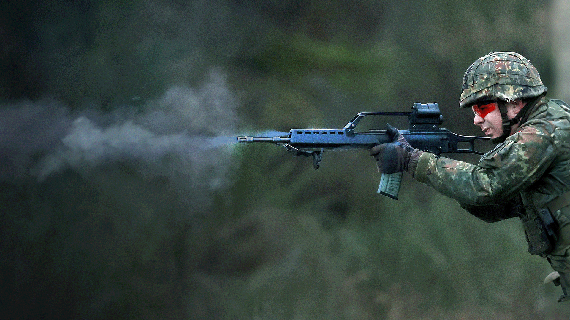 Soldat mit Schusswaffe bei Schießübung