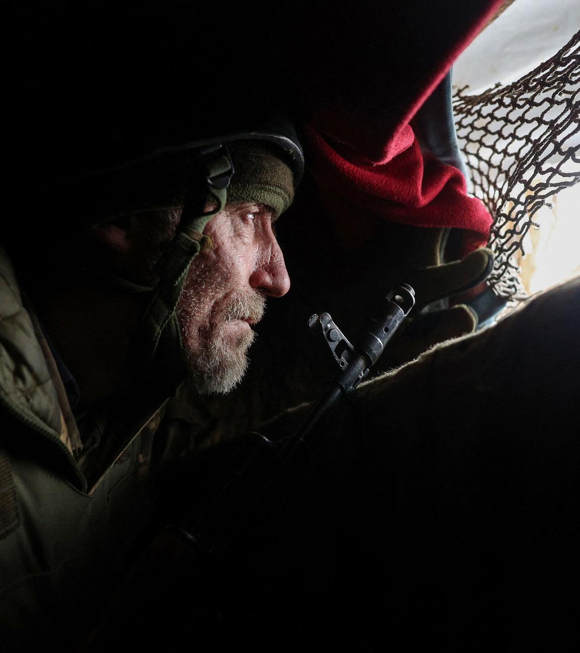 Ein ukrainischer Soldat hält seine Stellung an der Frontlinie in der Nähe der von Russland besetzten ukrainischen Stadt Horlivka  am 14.12.2023.