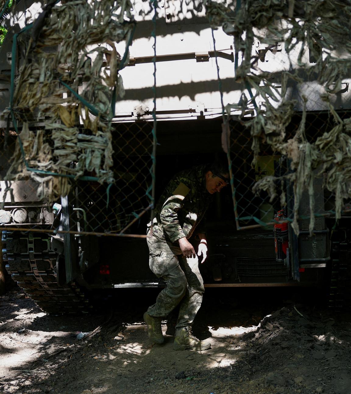 Ein ukrainischer Soldat der 43. separaten Artilleriebrigade, geht neben einer Panzerhaubitze 2000, in der Region Donezk, Ukraine, 04.05.2024.