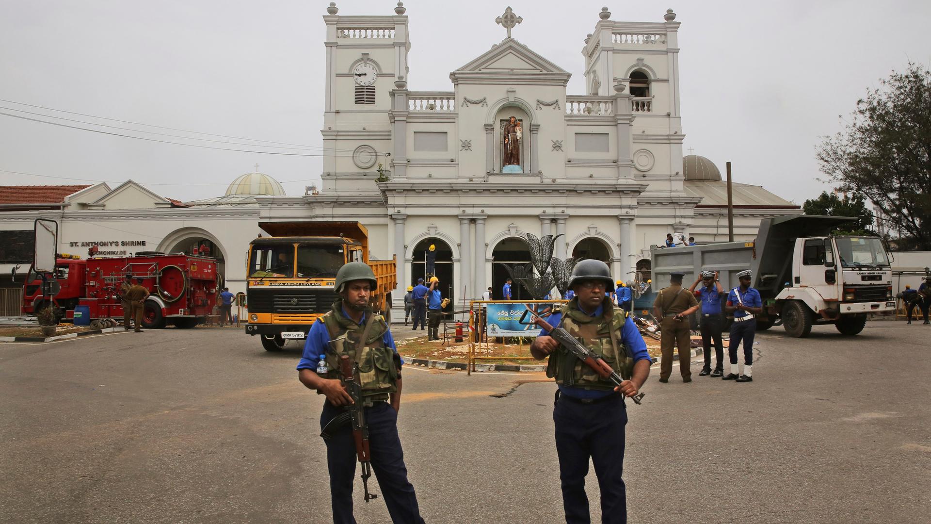 marinesoldaten bewachen die kirche st. anthony's die auch ziel der anschlaege vom ostersonntag war.