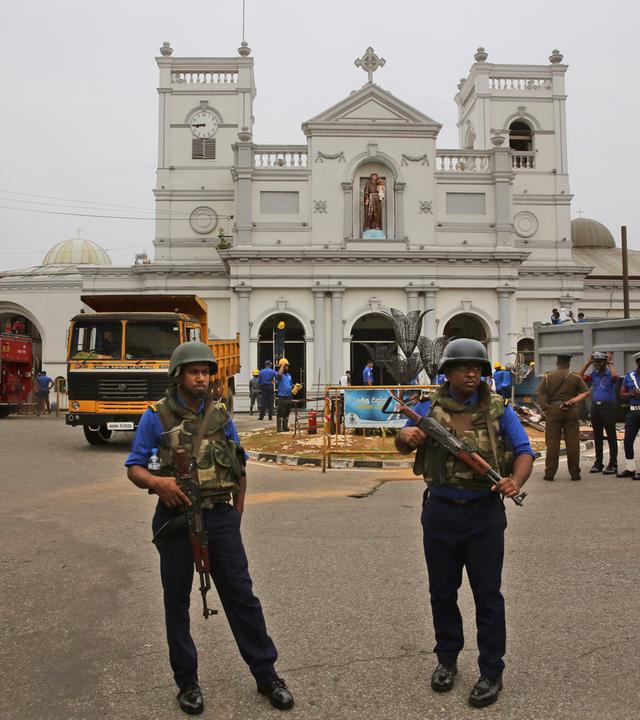 marinesoldaten bewachen die kirche st. anthony's die auch ziel der anschlaege vom ostersonntag war.