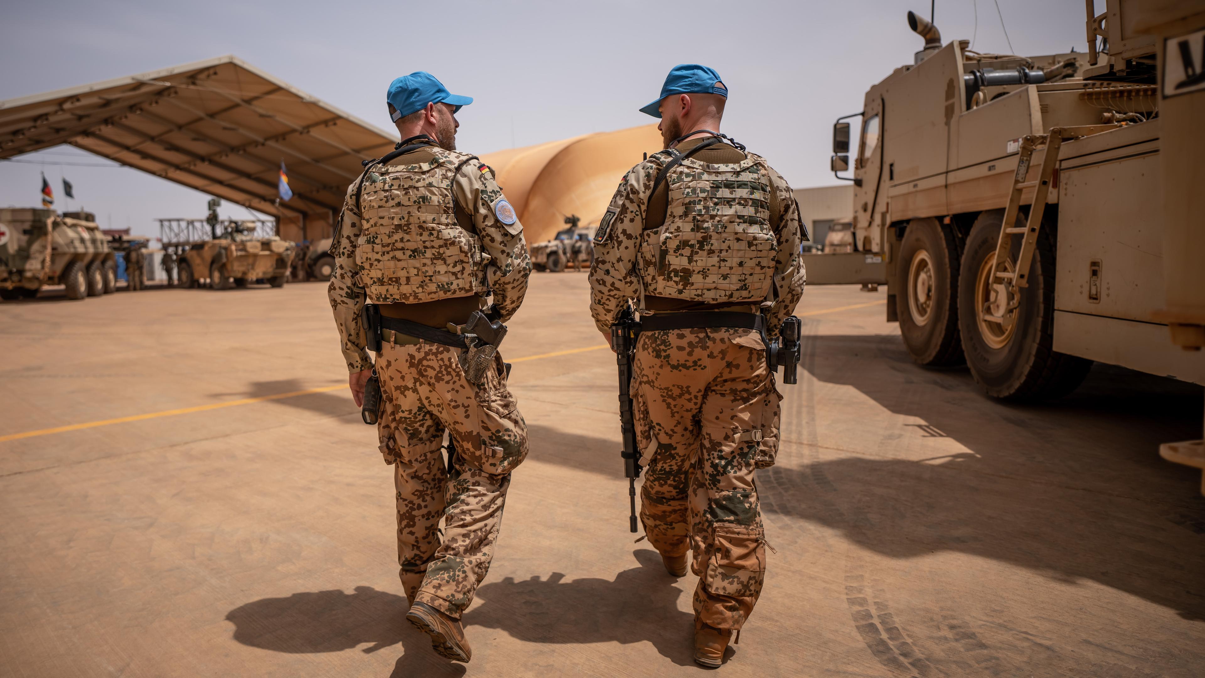 Mali, Gao: Soldaten der Bundeswehr gehen im Feldlager Camp Castor.