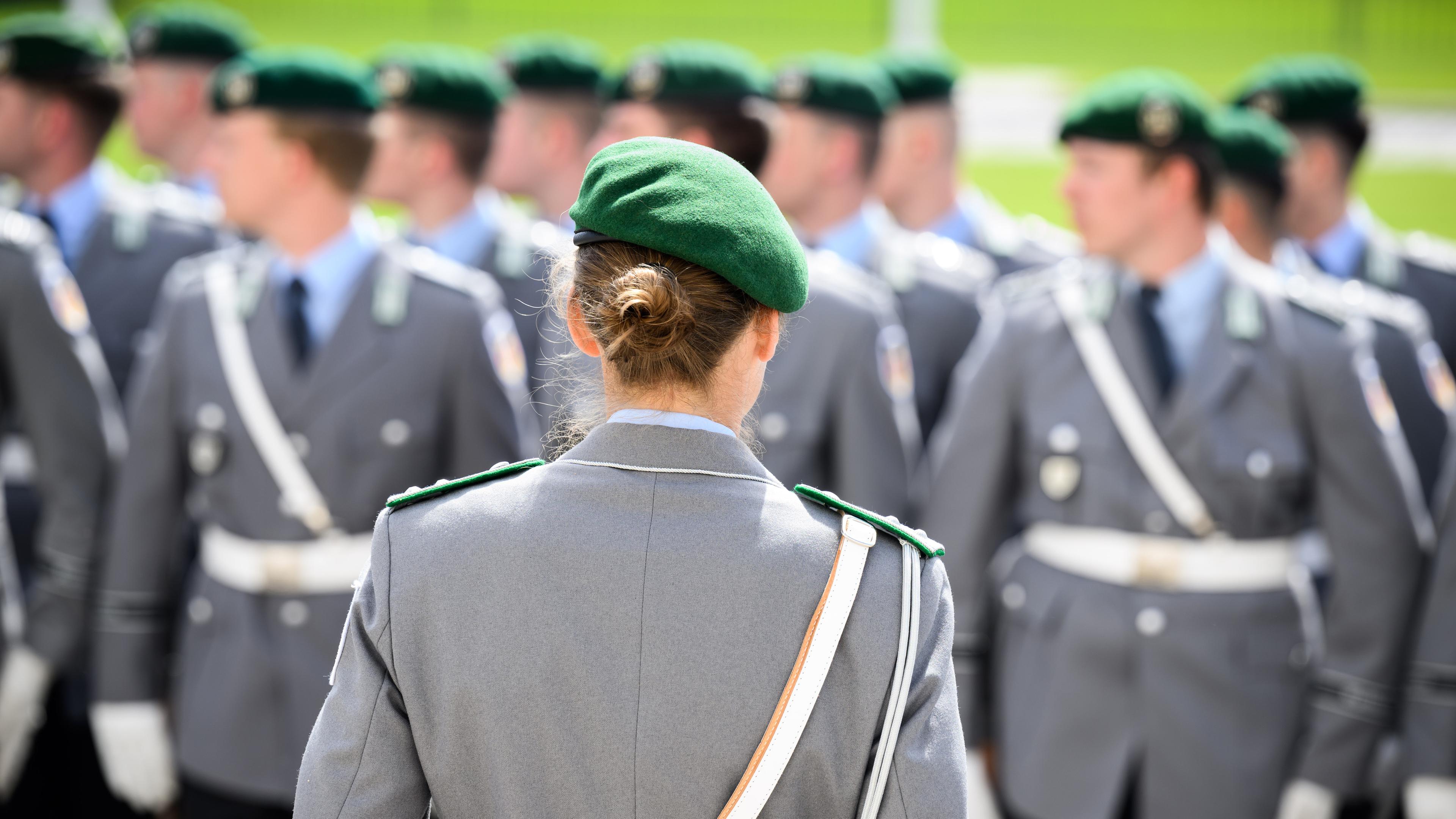  Eine Vorgesetzte kommandiert Soldaten des Wachbataillons der Bundeswehr vor dem Schloss Bellevue. 