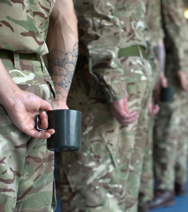 Rückenansicht Reihe Soldaten