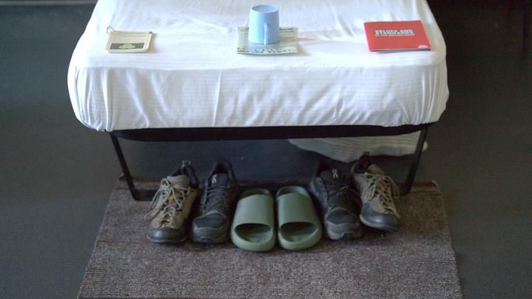 Schuhe vor Bett