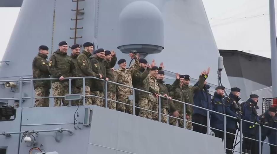 Bundeswehr-Soldaten auf einem Schiff