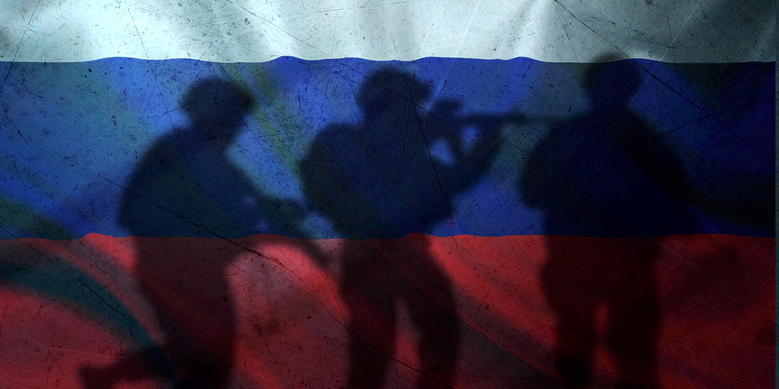 Silhouette von Soldaten vor einer russische Flagge