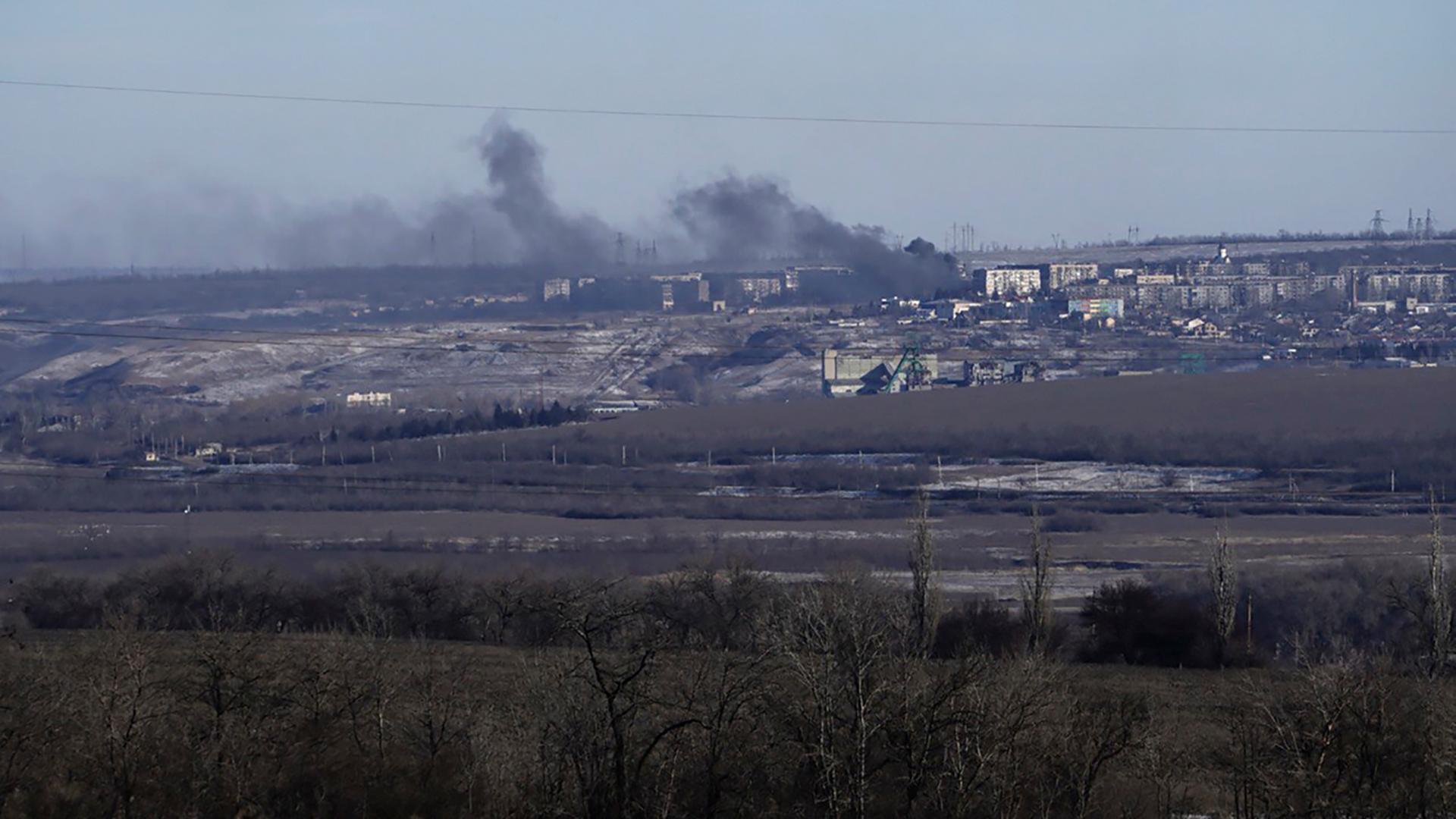 Ukraine, Soledar: Rauchwolken steigen während der Kämpfe zwischen ukrainischen und russischen Truppen auf.