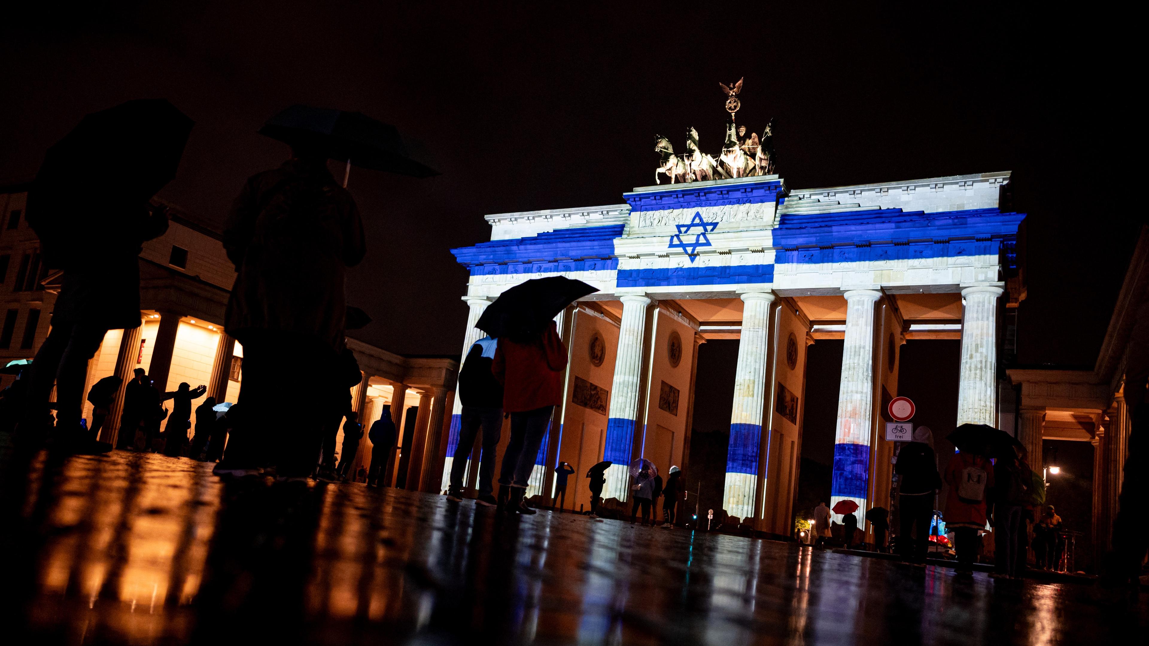 07.10.2023, Berlin: Die Israelische Flagge wird am Rande des Festival of Lights als Solidaritätsbekundung auf das Brandenburger Tor projiziert.