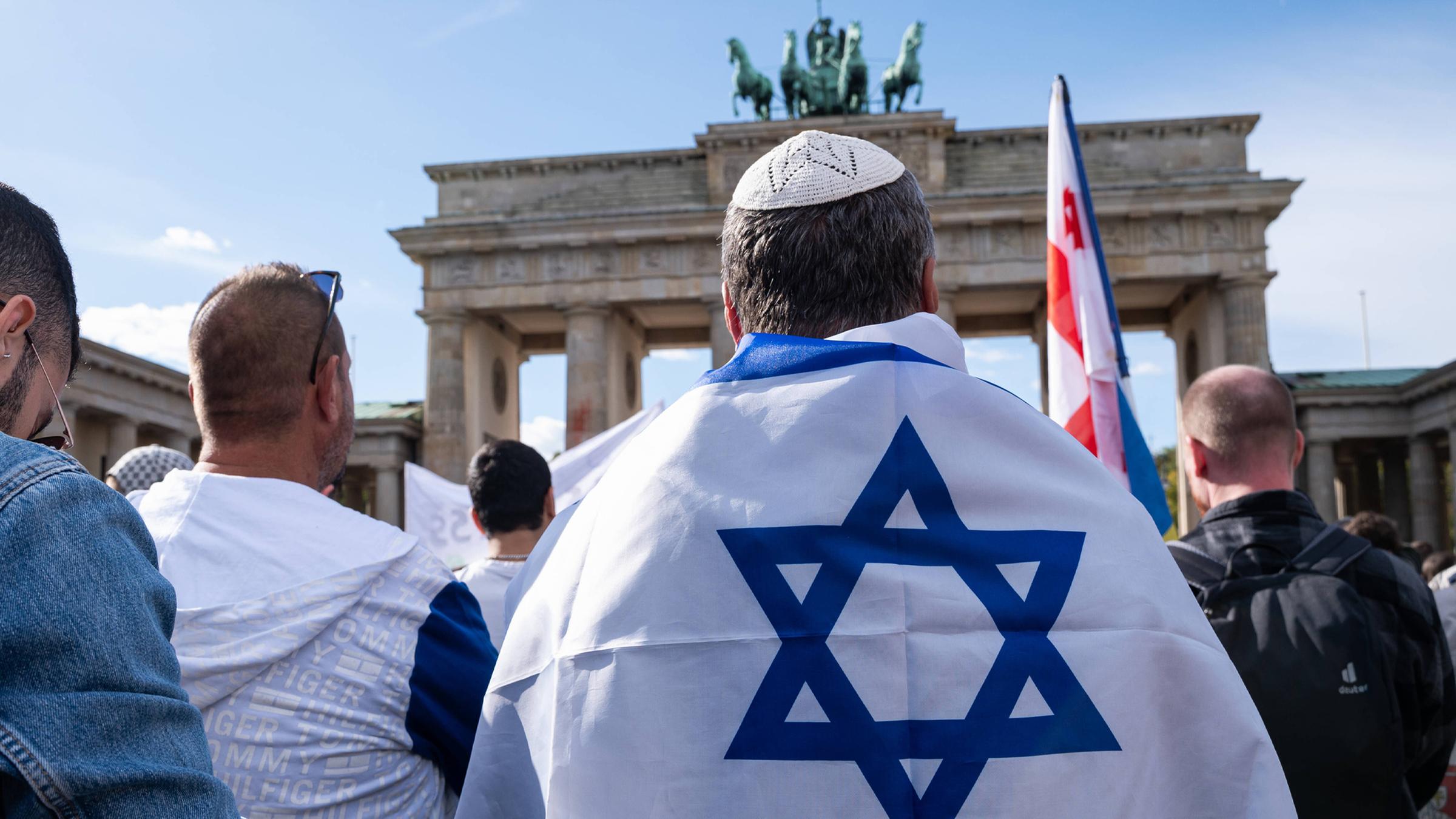 Solidaritätsdemonstration für Israel wegen des Angriffs der Hamas auf Israel vor dem Brandenburger Tor. Berlin, 08.10.2023