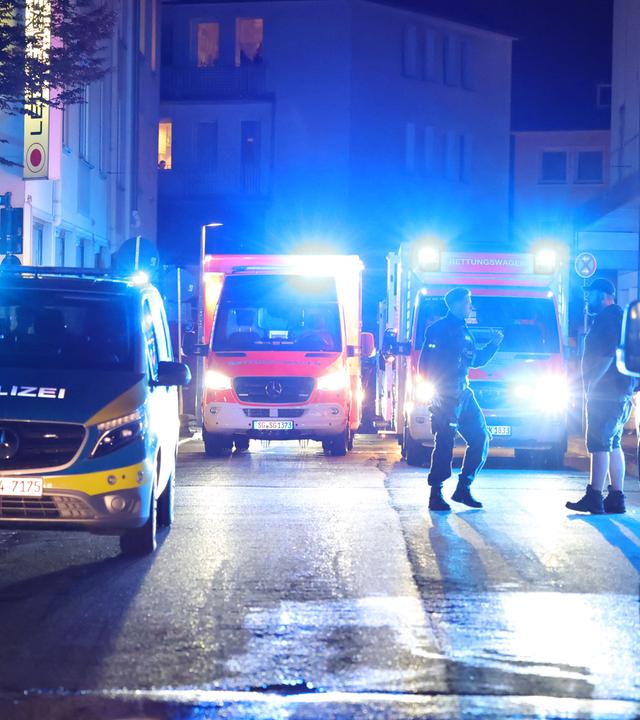 Polizei und Rettungswagen stehen in der Nähe eines Einsatzortes in Solingen. 