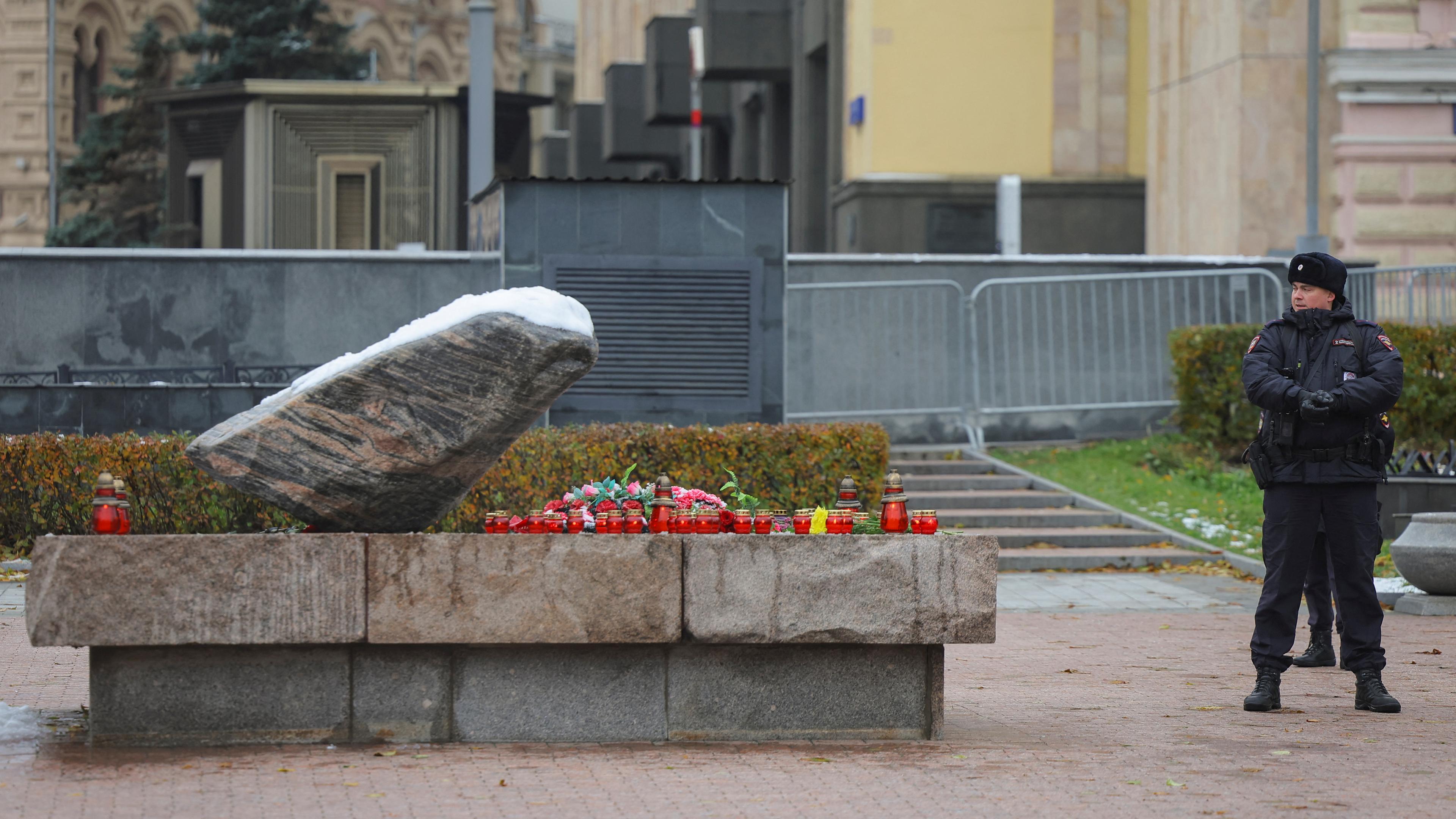 Blumen an Gedenkstein Solowezki-Stein, für die Opfer der Stalin-Zeit, in Moskau