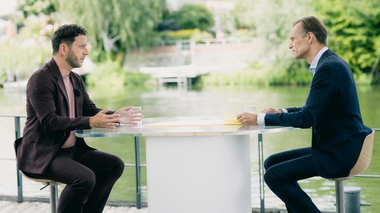 Felix Banaszak, Vorsitzender Bündnis 90/Die Grünen (links), im Gespräch mit Wulf Schmiese (rechts).