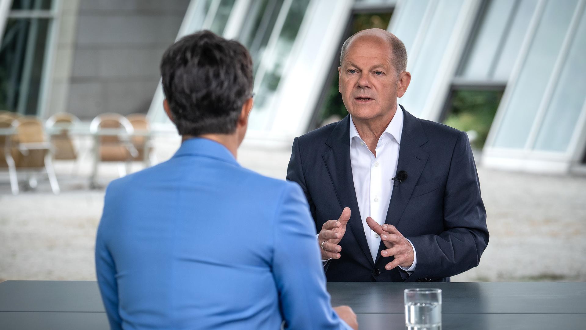 Shakuntala Banerjee, Olaf Scholz