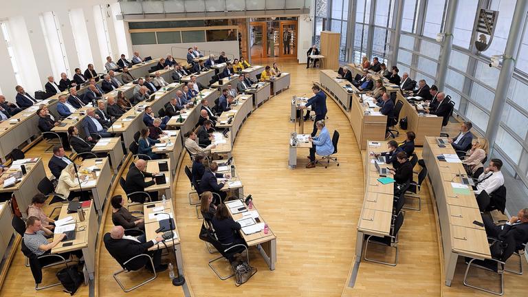 Der geschaeftsfuehrende Ministerpraesident Sven Schulze, CDU, steht am Rednerpult.