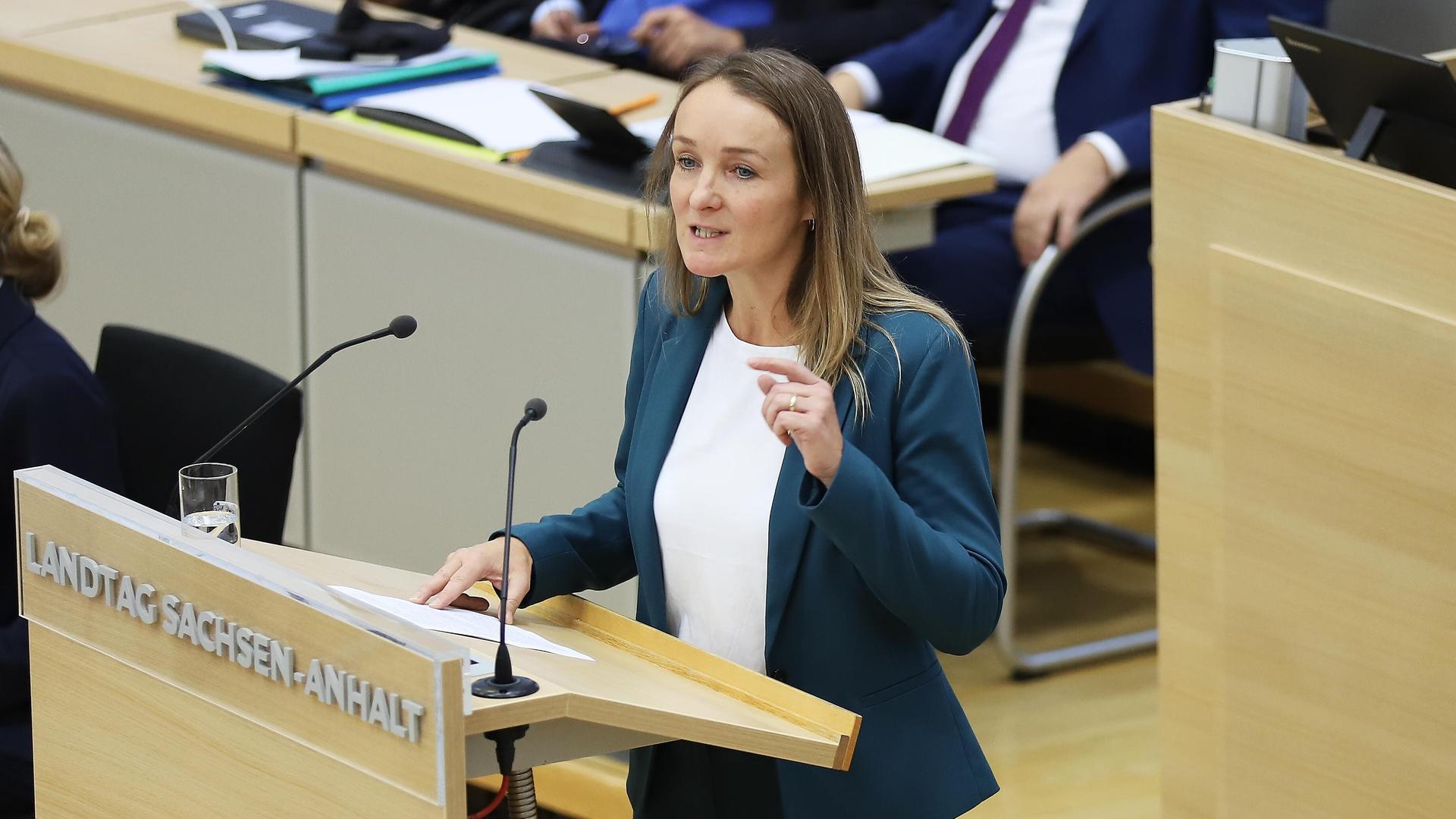 Claudia Wittig, BSW, haelt eine Rede zur Einbringung eines gemeinsamen Antrags mit der AfD, sich fuer Friedensgespraeche im Ukraine-Krieg einzusetzen.