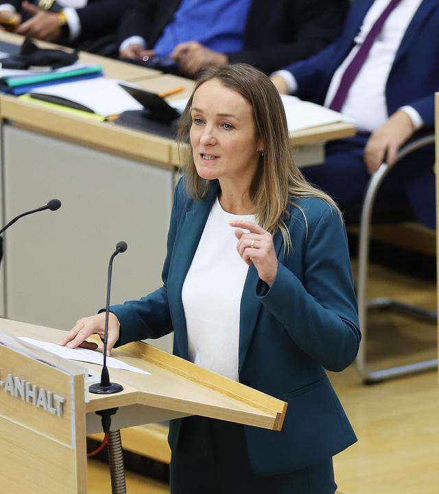 Claudia Wittig, BSW, haelt eine Rede zur Einbringung eines gemeinsamen Antrags mit der AfD, sich fuer Friedensgespraeche im Ukraine-Krieg einzusetzen.