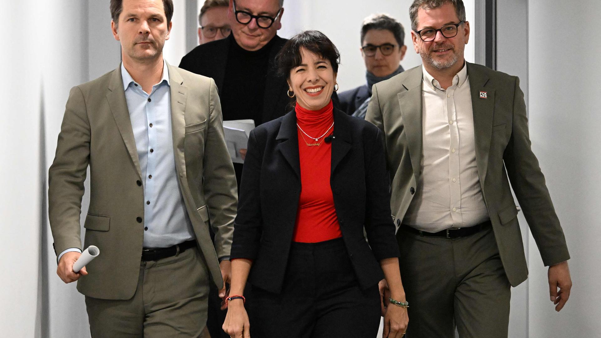 Steffen Krach, Co-Vorsitzender der Berliner SPD, Elif Eralp, Fraktionsvorsitzende der Linken im Berliner Abgeordnetenhaus, und Werner Graf von den Grünen treffen am 17. Oktober 2026 zu einer Pressekonferenz ein.