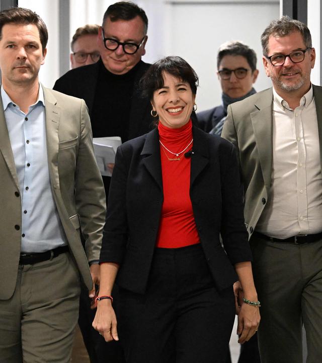 Steffen Krach, Co-Vorsitzender der Berliner SPD, Elif Eralp, Fraktionsvorsitzende der Linken im Berliner Abgeordnetenhaus, und Werner Graf von den Grünen treffen am 17. Oktober 2026 zu einer Pressekonferenz ein.