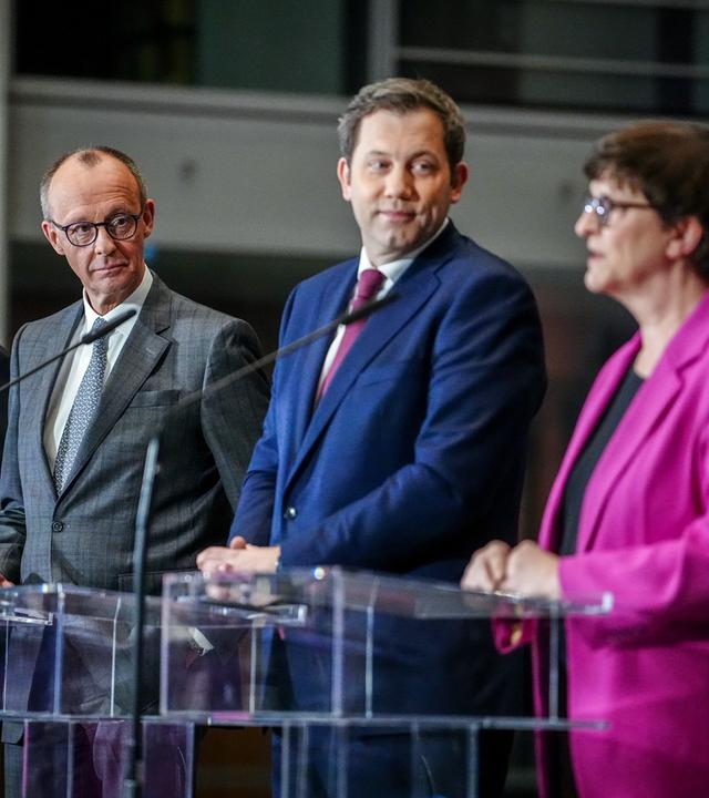 Berlin: Markus Söder (l-r), Vorsitzender der CSU und Ministerpräsident von Bayern, Friedrich Merz, Kanzlerkandidat der Union, Fraktionsvorsitzender der Union und Bundesvorsitzender der CDU, Lars Klingbeil, Fraktionsvorsitzender der SPD und Bundesvorsitzender, und Saskia Esken, Parteivorsitzende der SPD, geben eine Pressekonferenz zu den Sondierungsgesprächen zwischen der Union und der SPD.