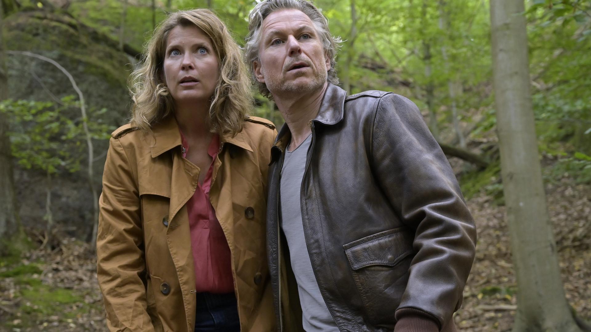 Katharina (Valerie Niehaus) steht an der Seite von Juri (Dirk Borchardt) im Wald.