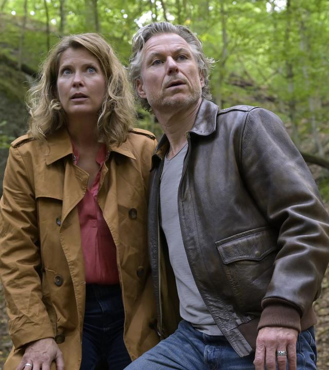Katharina (Valerie Niehaus) steht an der Seite von Juri (Dirk Borchardt) im Wald.