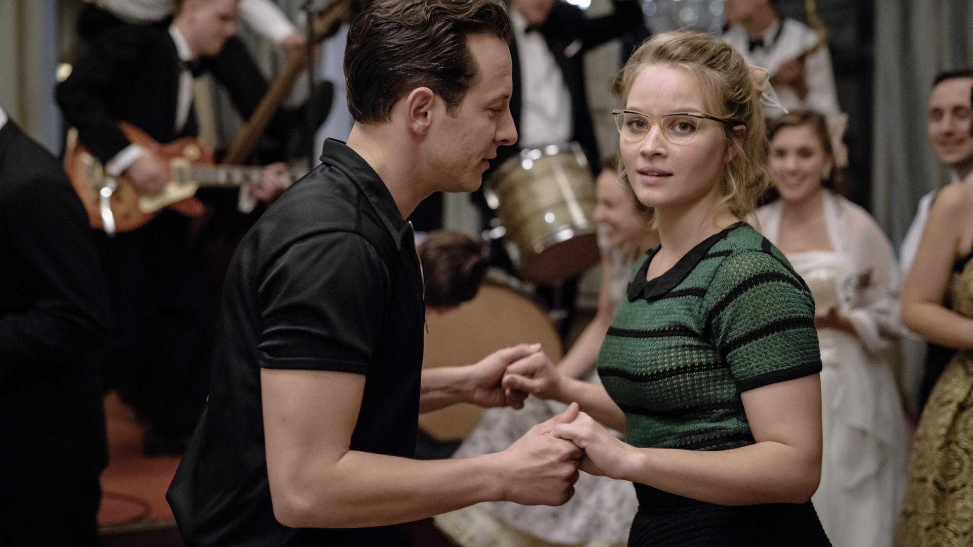 Monika Schöllack (Sonja Gerhardt) und Freddy Donath (Trystan Pütter) tanzen auf dem Abschlussball der Tanzschule gemeinsam Rock 'n Roll.