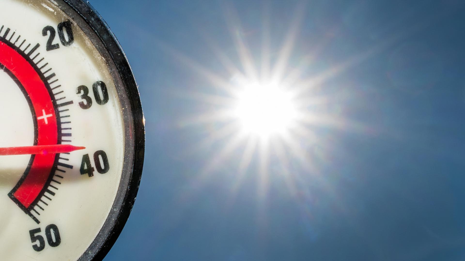 Archiv: Im Gegenlicht der Nachmittagssonne zeigt ein Thermometer 37 Grad Celsius an  04.07.2015  