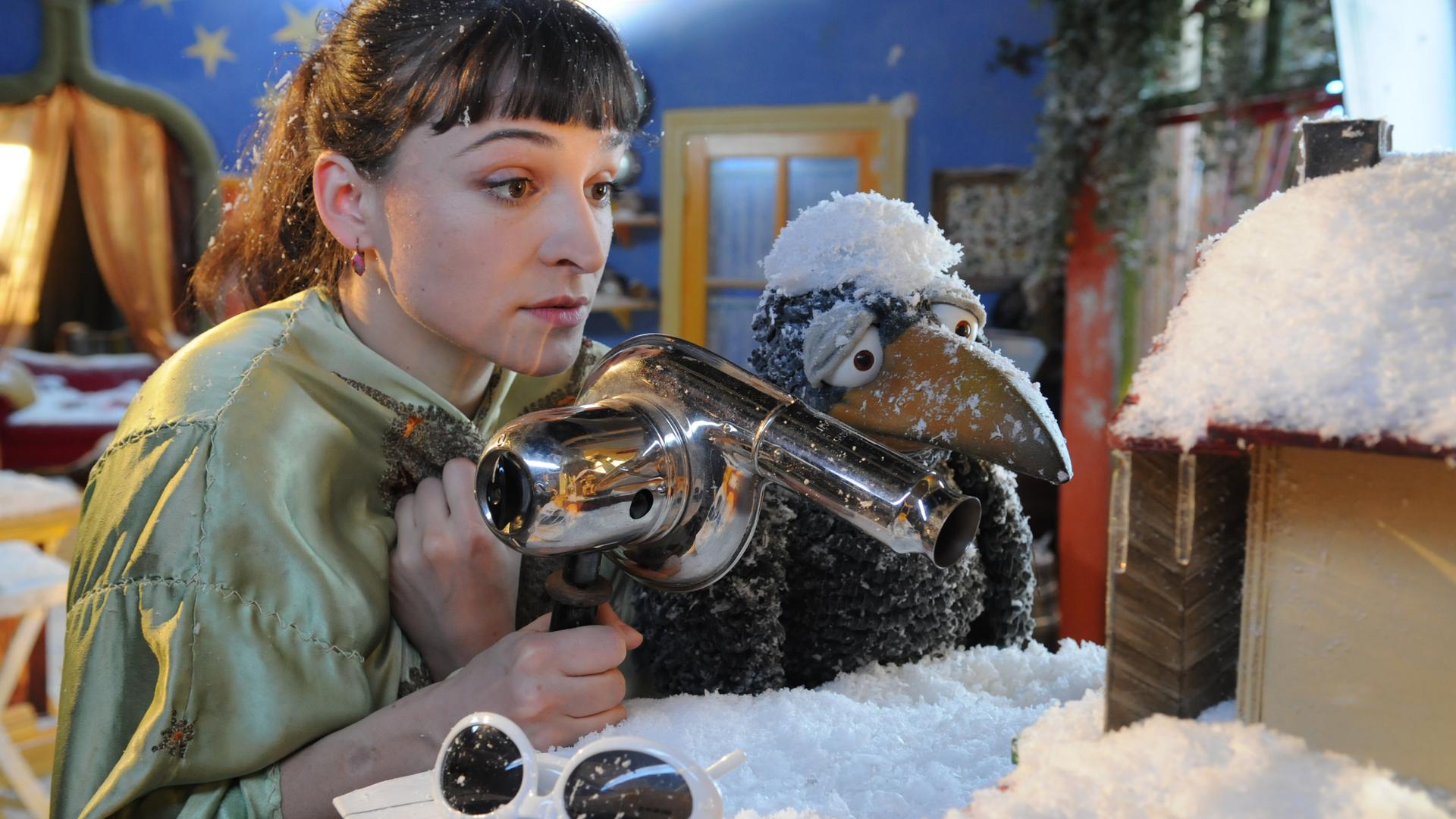 Siebenstein und Rabe Rudi versuchen, mit einem Föhn ihren vereisten Laden wieder aufzutauen.
