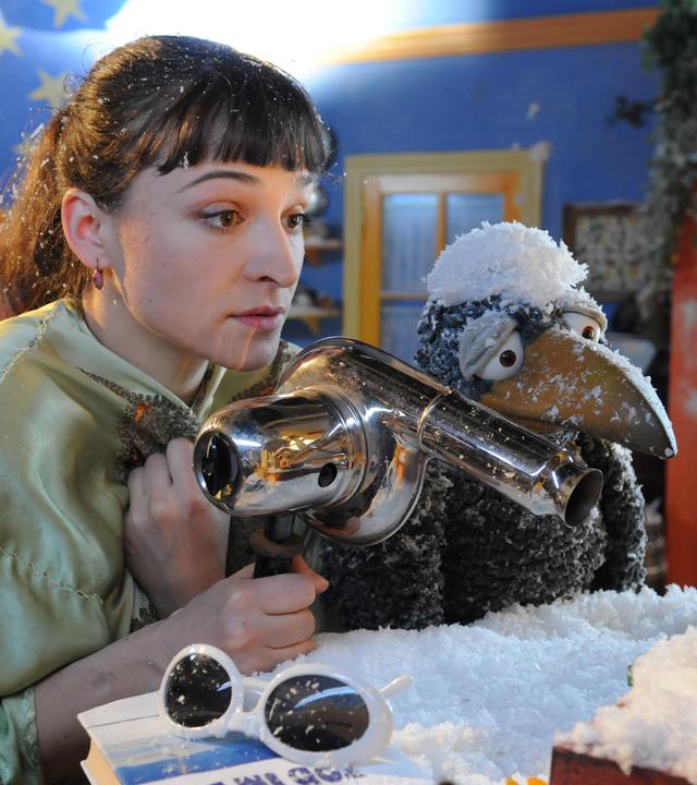 Siebenstein und Rabe Rudi versuchen, mit einem Föhn ihren vereisten Laden wieder aufzutauen.