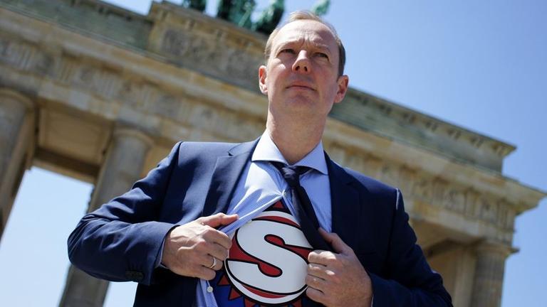 Martin Sonneborn vor Brandenburger Tor