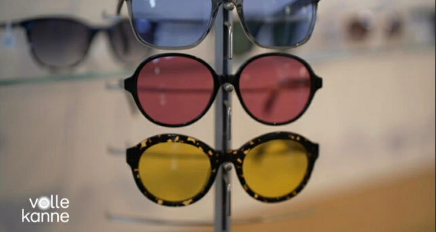 drei Sonnenbrillen mit unterschiedlichen Tönungen (blau, rot, gelb)