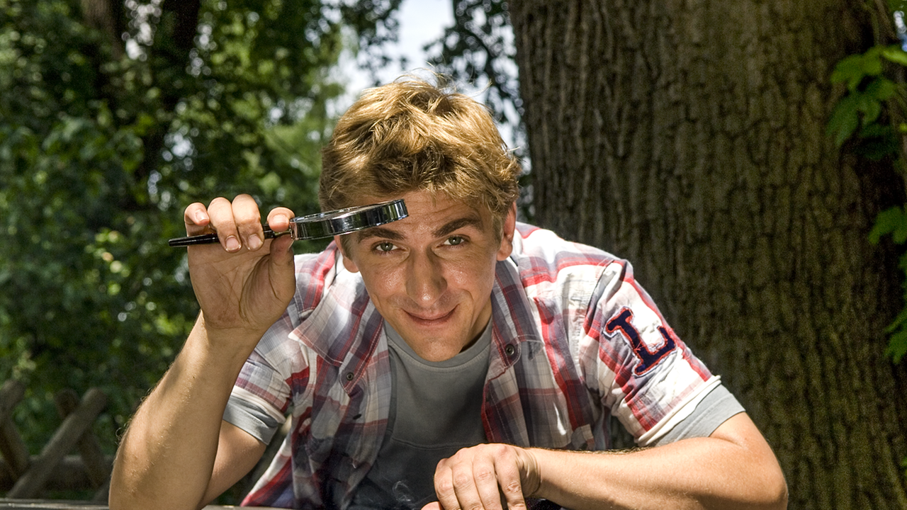 Fritz bündelt mit einer Lupe die Sonnestrahlen.