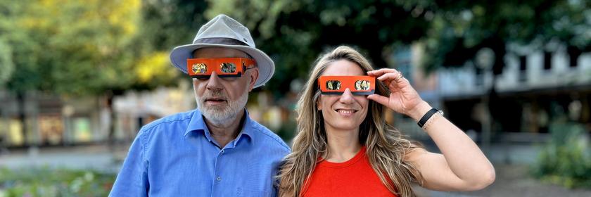 Harald Lesch und Jasmina Neudecker mit Sonnenfinsternisbrillen