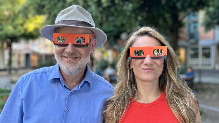 HaraldLesch und Jasmina Neudecker mit Sonnenfinsternisbrillen