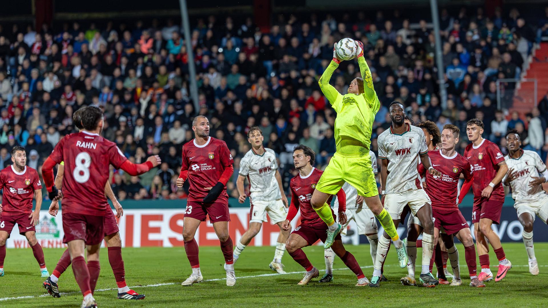 Maximilian Reule (SG Sonnenhof) pflueckt Eckball. 