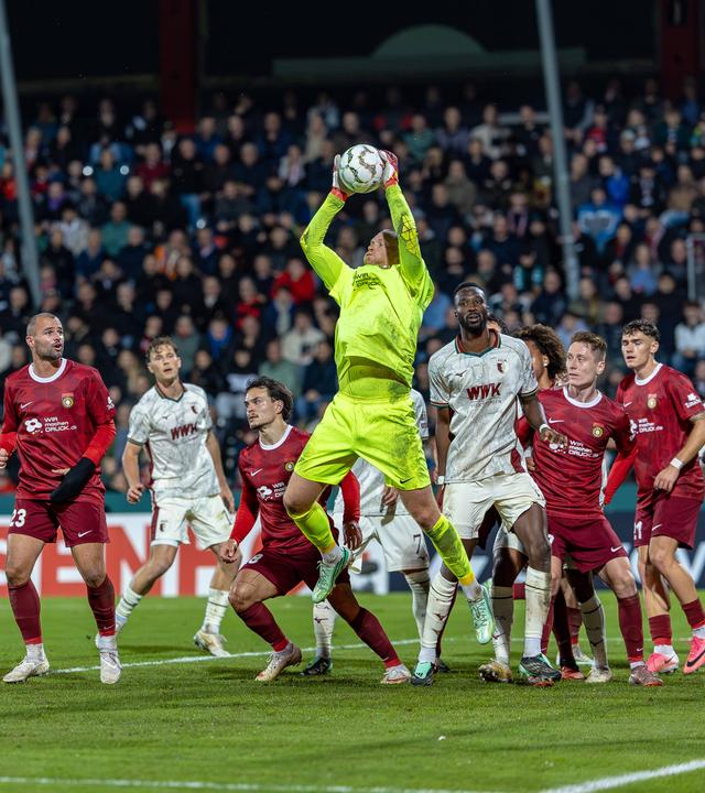 Maximilian Reule (SG Sonnenhof) pflueckt Eckball. 