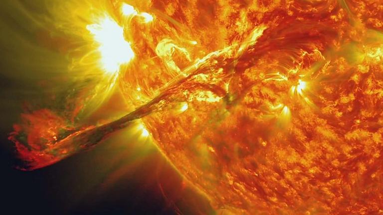 Nahaufnahme der Sonne mit Eruptionen